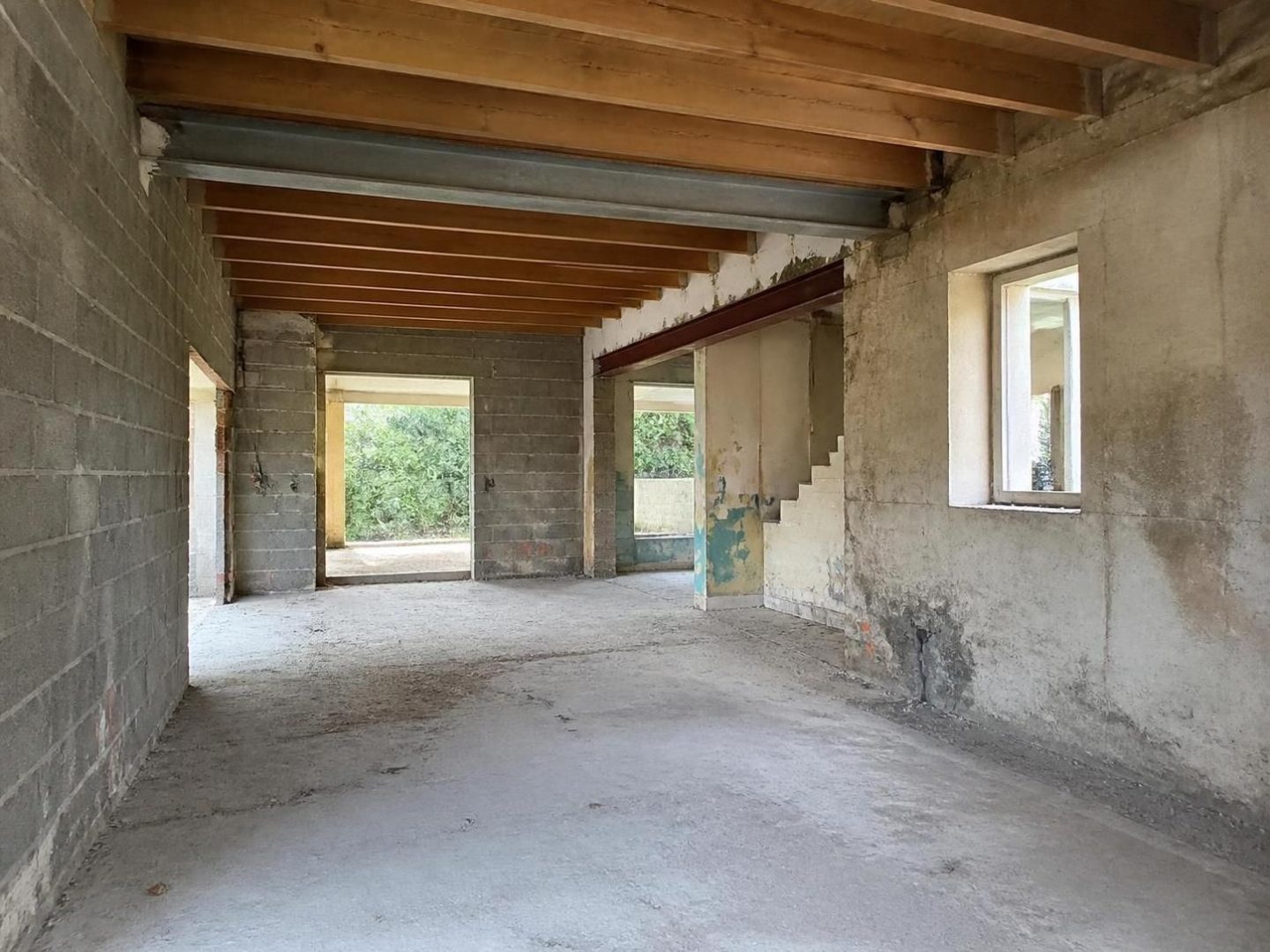 découvrez vos droits et les démarches pour porter plainte contre un artisan qui abandonne un chantier en cours, et comment agir pour obtenir réparation.