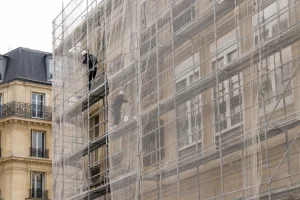 Façade d'immeuble sous échafaudage pendant un ravalement en copropriété